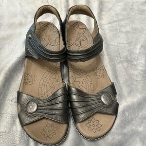 Taos Women’s Leather Sandals Size 10 Gray Velcros Adjustable Straps Comfortable